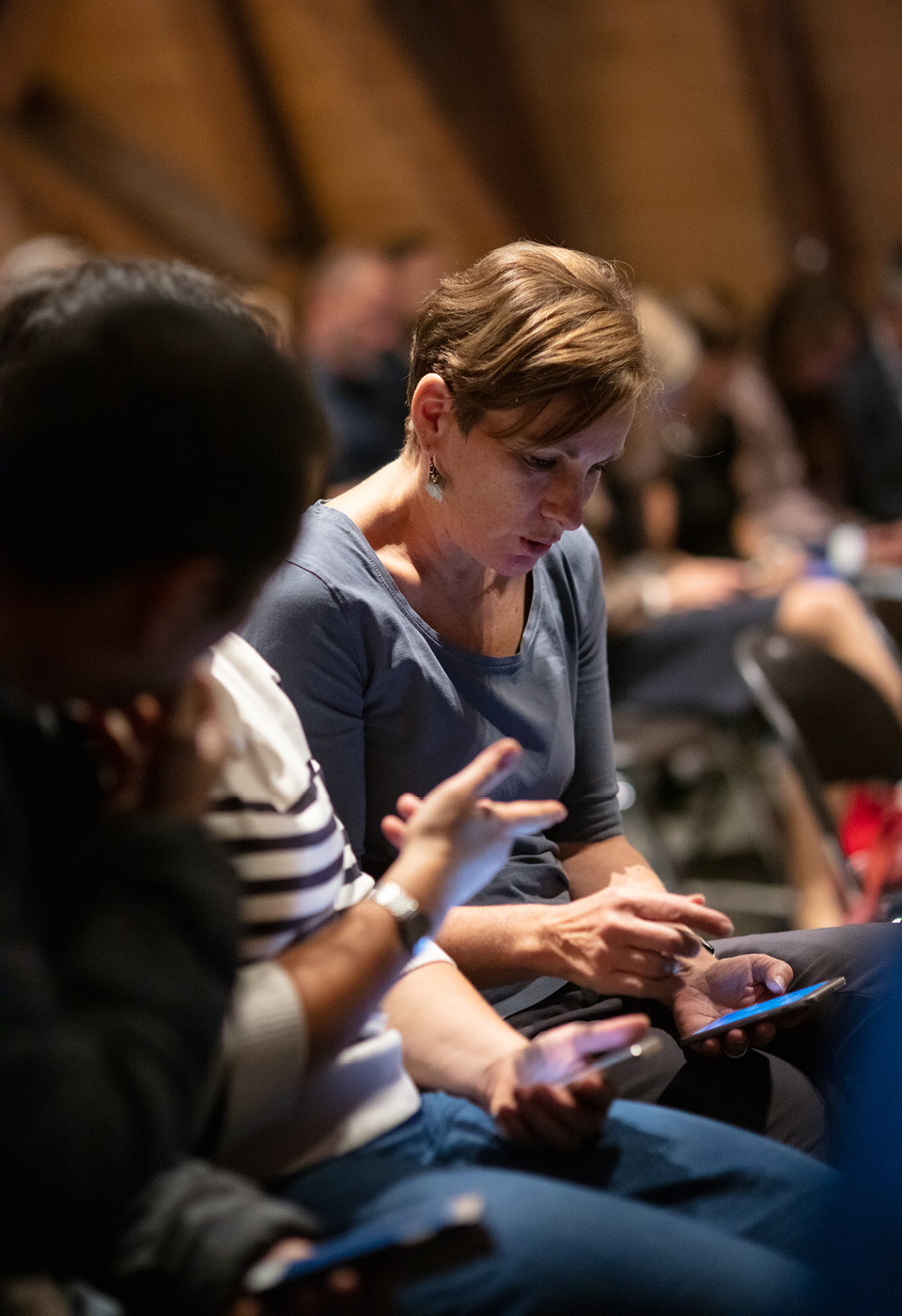 Les employé·e·s de l’Etat répondent à des questions sur leur smartphone…