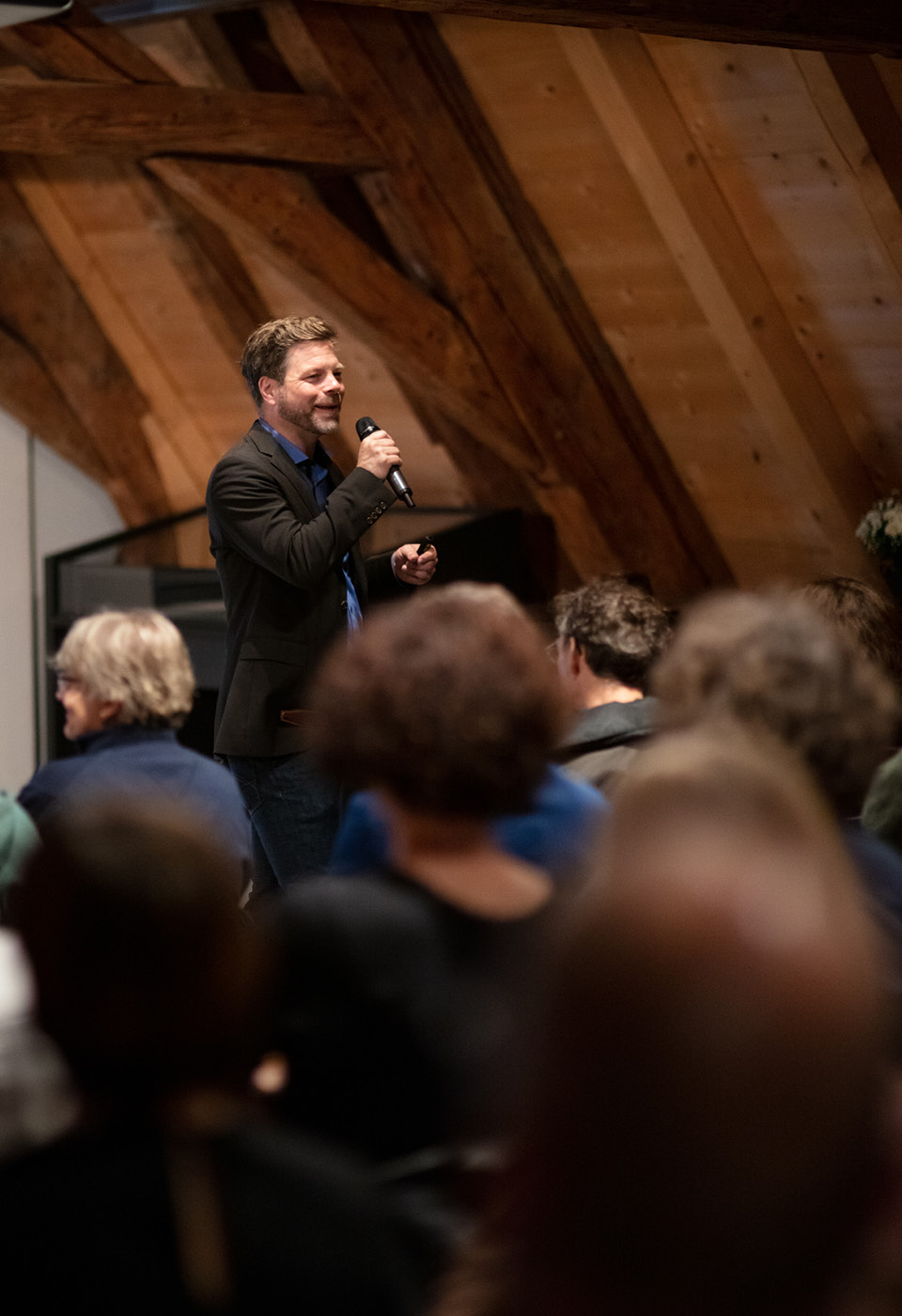 Le Prof. Wallimann en train d’expliquer les fondements éthiques derrière les décisions politiques pour le climat.