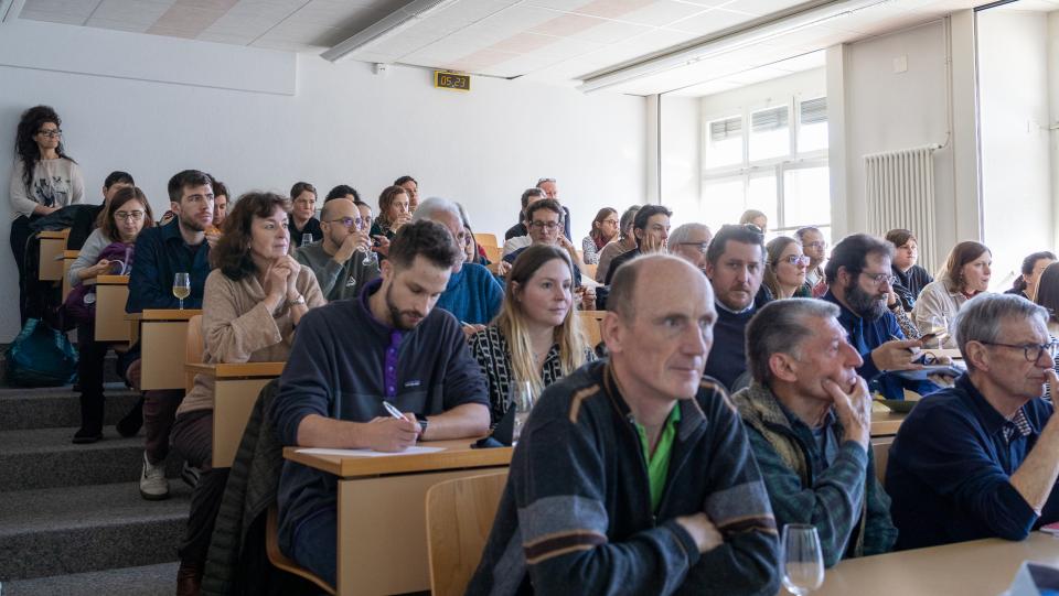 La salle est complète pour assister à la table ronde.