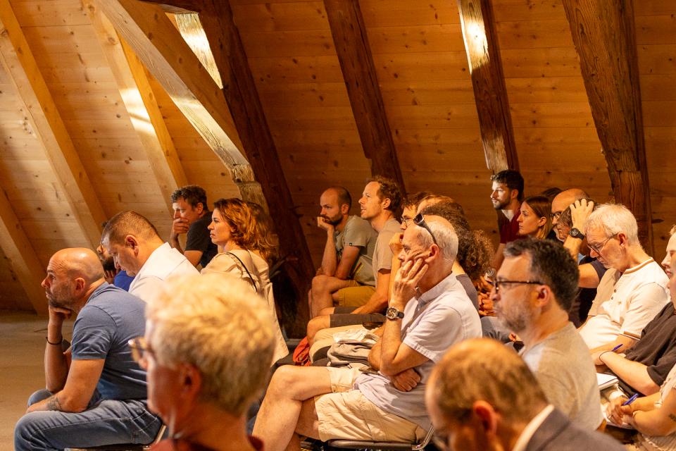 Le public écoute attentivement les présentations.