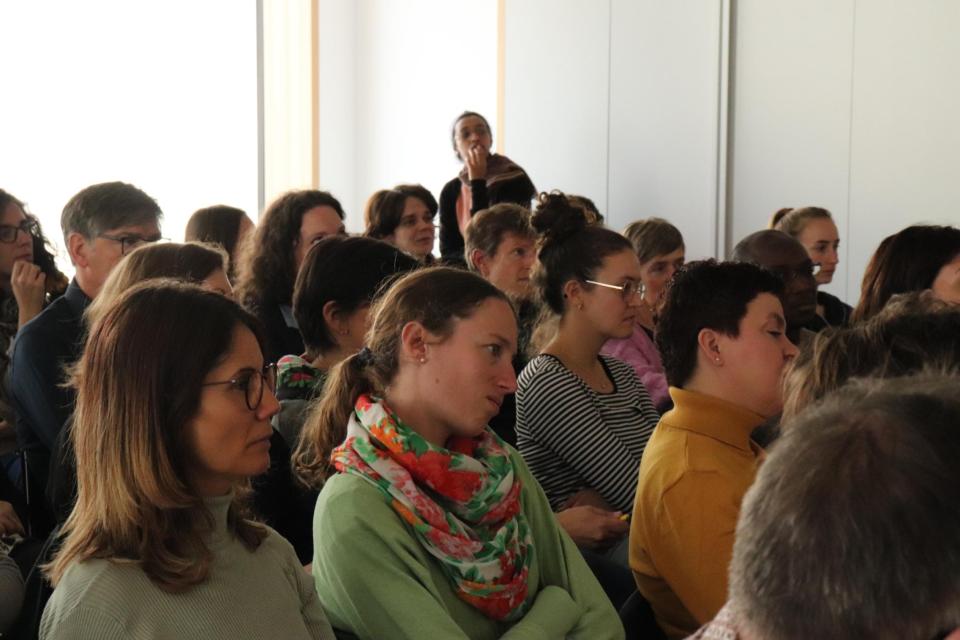 Le public écoute attentivement les explications des intervenant-e-s.